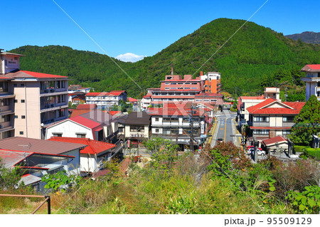 【長崎県】晴天の紅葉の雲仙温泉街 95509129