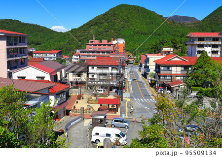 【長崎県】晴天の紅葉の雲仙温泉街 【長崎県】晴天の紅葉の雲仙温泉街 95509134