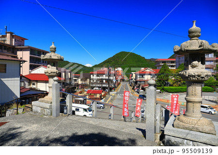 【長崎県】晴天の紅葉の雲仙温泉街 【長崎県】晴天の紅葉の雲仙温泉街 95509139