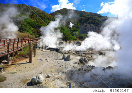 【長崎県】晴天の紅葉の雲仙地獄（清七地獄） 95509147