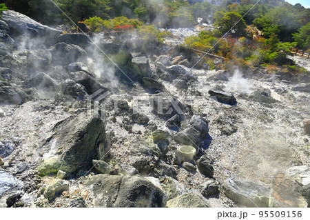 【長崎県】晴天の紅葉の雲仙地獄（お糸地獄） 95509156
