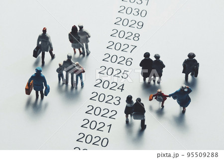 西暦の横を歩くミニチュアの人々 95509288