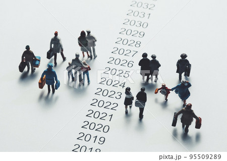 西暦の横を歩くミニチュアの人々 95509289