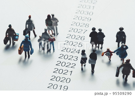 西暦の横を歩くミニチュアの人々 95509290