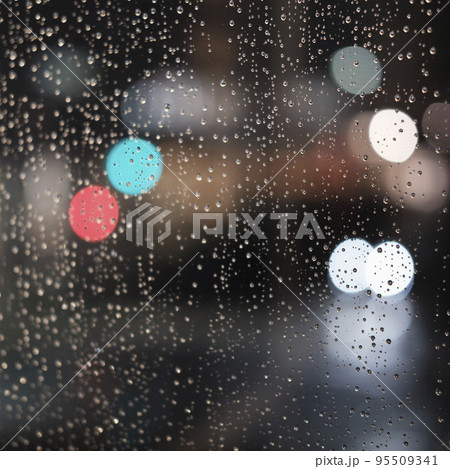 雨の日の窓に映る景色 雨の日の窓に映る景色 95509341