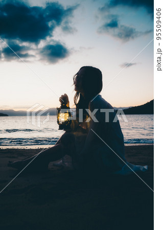 海辺で佇む女性のシルエット写真 海辺で佇む女性のシルエット写真 95509406