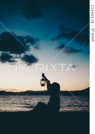 海辺で佇む女性のシルエット写真 海辺で佇む女性のシルエット写真 95509412