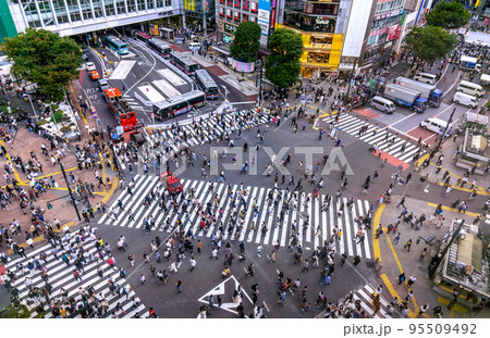 日本の東京都市景観 音楽祭で奥の渋谷109前は道路が封鎖され歩行者道路に…。賑わう渋谷＝10月16日 95509492
