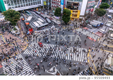 日本の東京都市景観 音楽祭で奥の渋谷109前は道路が封鎖され歩行者道路に…。賑わう渋谷=10月16日 日本の東京都市景観 音楽祭で奥の渋谷109前は道路が封鎖され歩行者道路に…。賑わう渋谷=10月16日 95509493