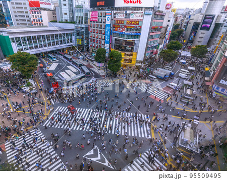 日本の東京都市景観 音楽祭で奥の渋谷109前は道路が封鎖され歩行者道路に…。賑わう渋谷＝10月16日 95509495