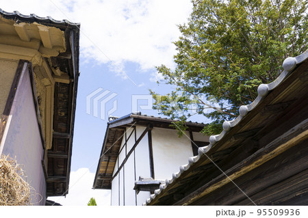 古い老朽化した空き家 95509936