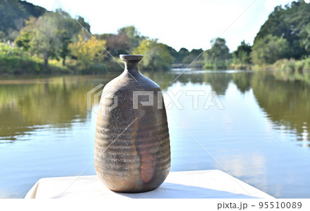 備前大徳利は椿一輪さしても美しいものとなります。 備前大徳利は椿一輪さしても美しいものとなります。 95510089