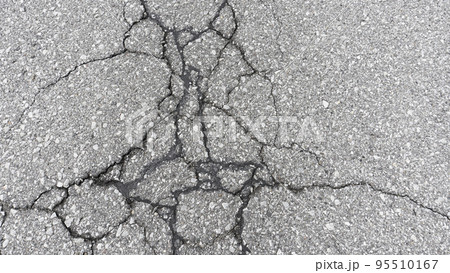 ひび割れたアスファルトの道路 95510167