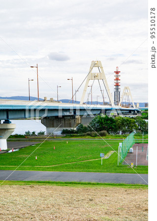 大阪府の淀川にかかる豊里大橋と淀川河川公園 大阪府の淀川にかかる豊里大橋と淀川河川公園 95510178