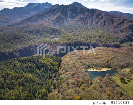 笹ヶ峰高原の美しい紅葉と高妻山・乙妻山 新潟県妙高市(ドローンによる空撮) 笹ヶ峰高原の美しい紅葉と高妻山・乙妻山 新潟県妙高市(ドローンによる空撮) 95510388