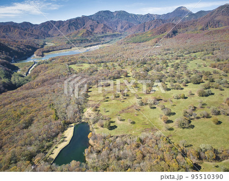 笹ヶ峰高原の美しい紅葉と焼山　新潟県妙高市（ドローンによる空撮） 95510390