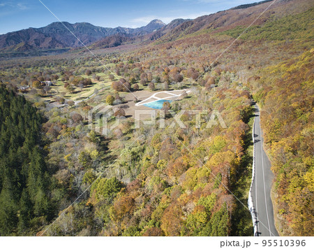 笹ヶ峰高原の美しい紅葉と焼山 新潟県妙高市(ドローンによる空撮) 笹ヶ峰高原の美しい紅葉と焼山 新潟県妙高市(ドローンによる空撮) 95510396