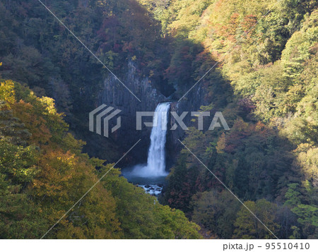 紅葉の苗名滝　新潟県妙高市（ドローンによる空撮） 95510410