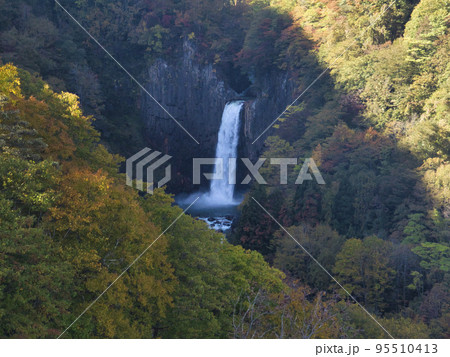紅葉の苗名滝　新潟県妙高市（ドローンによる空撮） 95510413
