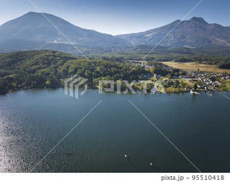 野尻湖と黒姫山・妙高山 長野県信濃町(ドローンによる空撮) 野尻湖と黒姫山・妙高山 長野県信濃町(ドローンによる空撮) 95510418