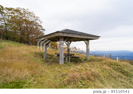 大山の山頂にある東屋（日光の霧降高原〜霧降の滝） 95510541