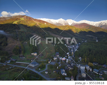 美しい三段紅葉と白馬三山　長野県白馬村（ドローンによる空撮） 95510618