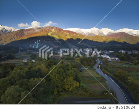 美しい三段紅葉と白馬三山 長野県白馬村(ドローンによる空撮) 美しい三段紅葉と白馬三山 長野県白馬村(ドローンによる空撮) 95510624