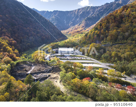 扇沢の壮大で美しい紅葉 長野県大町市(ドローンによる空撮) 扇沢の壮大で美しい紅葉 長野県大町市(ドローンによる空撮) 95510640