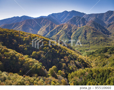 黒沢高原からの紅葉と爺ヶ岳　長野県大町市（ドローンによる空撮） 95510660
