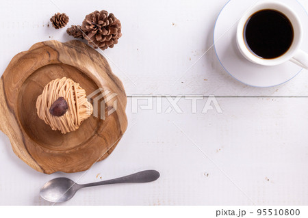 テ-ブルの上にあるモンブランとコーヒ- テ-ブルの上にあるモンブランとコーヒ- 95510800
