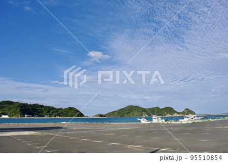 初秋の島根半島四十二浦 千酌浦の岸壁風景 初秋の島根半島四十二浦 千酌浦の岸壁風景 95510854
