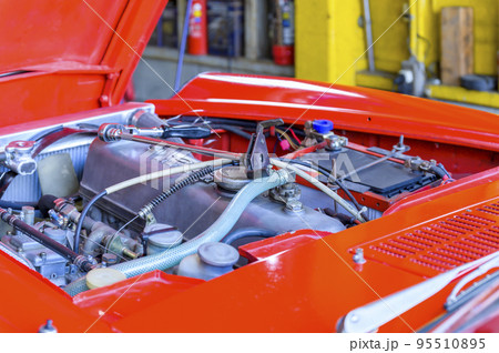 旧車の点検整備――エンジンルーム 95510895