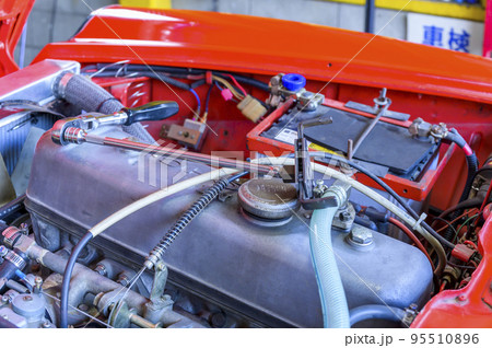 旧車の点検整備――エンジンルーム 95510896