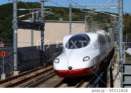 嬉野温泉駅に到着する西九州新幹線かもめ号 95511828