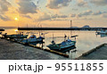 漁港と夕日 95511855