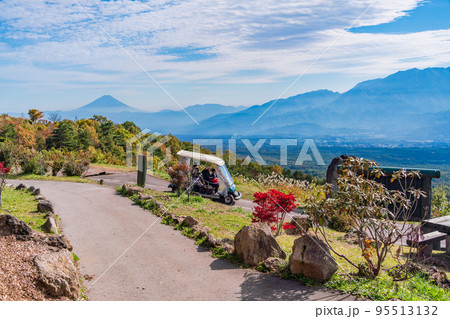 (長野県)紅葉が美しい富士見高原リゾート 天空カートを楽しむ観光客と富士山 (長野県)紅葉が美しい富士見高原リゾート 天空カートを楽しむ観光客と富士山 95513132