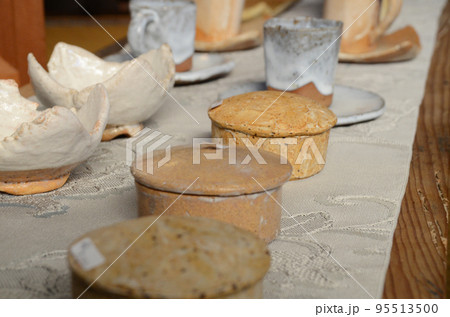 陶器の焼き物の展示 陶器の焼き物の展示 95513500