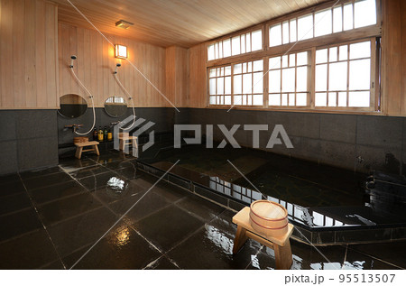温泉旅館の大浴場 95513507