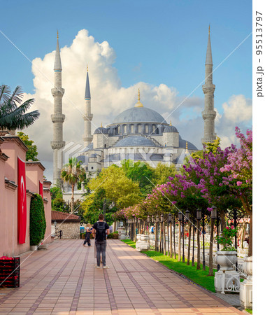 Day shot of Blue Mosque at crowded Sultan Ahmed square in a sunny day, Istanbul, Turkey 95513797