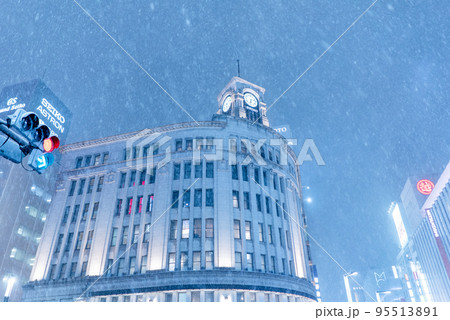 東京都　大雪の降る銀座の冬景色 95513891