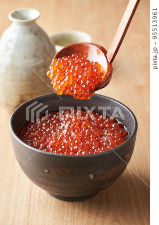 どんぶりに盛ったいくら醤油漬け どんぶりに盛ったいくら醤油漬け 95513961