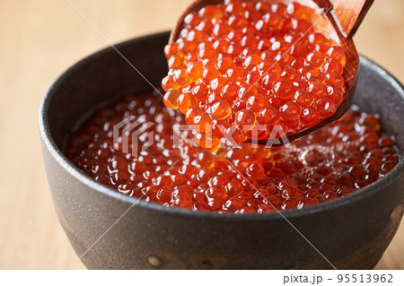 どんぶりに盛ったいくら醤油漬け どんぶりに盛ったいくら醤油漬け 95513962