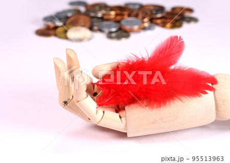 募金イメージ　ウッドハンドと赤い羽根と硬貨 95513963