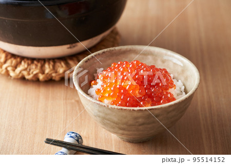 白いご飯に乗せたいくら醤油漬け 95514152
