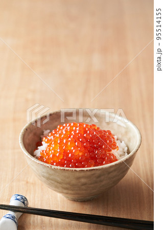 白いご飯に乗せたいくら醤油漬け 95514155
