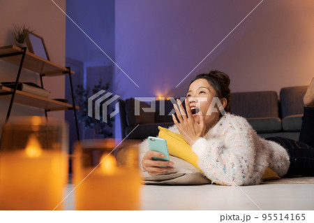 自宅でリラックスをする女性 自宅でリラックスをする女性 95514165