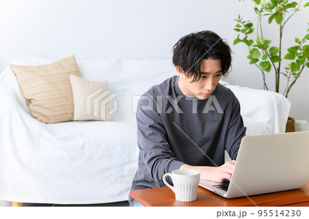 パソコンをするハンサムな男性 　考える 95514230