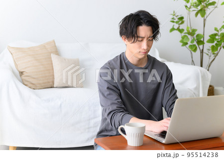 パソコンをするハンサムな男性 　考える 95514238