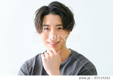 美容などにも使いやすいハンサムな男性　笑顔	 95514262