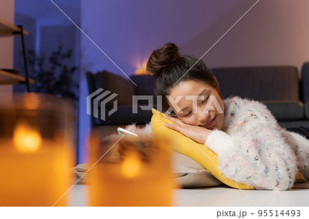 自宅でくつろぐ女性　夜 95514493
